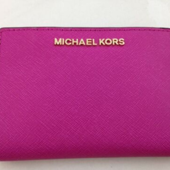 Michael Kors Handbags - 🆕 Michael Kors Jet Set Travel Leather Wallet